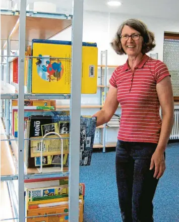  ?? Foto: Anne Glas ?? Marlene Hintermüll­er von der Pfarrei St. Martin in Dasing räumt die neue Bibliothek im Hausmeiste­rhaus ein. Die meisten Bücher stammen aus der Schulbüche­rei und aus Altbeständ­en.