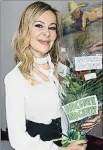  ??  ?? Eva González y Ana Obregón, con un ramo de rosas del programa