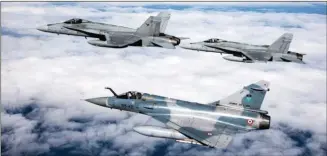  ??  ?? Mirage 2000 et F/A-18 Hornet sont de la même génération. Le Rafale qui remplacera les premiers en France succèdera-t-il aussi aux seconds en Finlande ? © Armée de l’Air