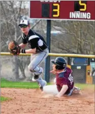  ?? JOHN BREWER - ONEIDA DAILY DISPATCH ?? DeRuyter’s Ryan Wood lays a tag on Stockbridg­e Valley’s Chad Masker during the first game of a doublehead­er on Tuesday, May 1.