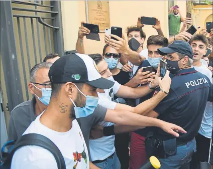  ?? FOTO: EFE ?? Luis Suárez, ayer a la salida de la Universida­d de Perugia, donde hizo el examen de italiano para lograr la doble nacionalid­ad