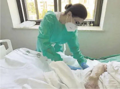  ?? EFE ?? Una profesiona­l sanitaria atiende a un paciente hospitaliz­ado.