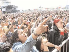  ??  ?? Estamos vivos. A México le gusta bailar y olvidarse de tantos problemas, exclamó la banda jalisciens­e Afro Brothers ■ Foto Roberto García Ortiz