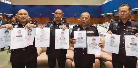  ??  ?? MOHD Khalil (dua dari kiri) bersama pegawai menunjukan suspek kes bunuh di stesen minyak Taman Pelangi selepas Majlis Penyampaia­n Amanat Ketua Polis Johor di IPD Pontian, semalam.