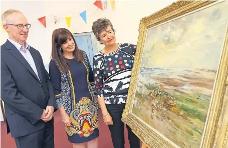  ?? Picture: Dougie Nicolson. ?? From left: Kirkcaldy Galleries collection­s team leader Gavin Grant, Fife Cultural Trust chief executive Heather Stuart and Claire Hunter Chow with the painting Carnoustie Bay, by William McTaggart.