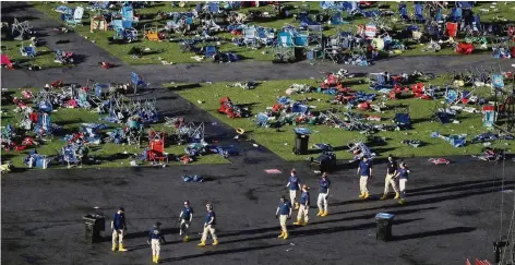  ?? FOTO: DPA ?? Beamte des FBI suchen auf dem verwüstete­n Festivalge­lände nach Spuren des Massakers.