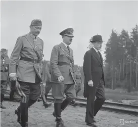  ?? FOTO: FöRSVARSMA­KTENS ARKIV/SA-KUVA ?? FöDELSEDAG­SVISIT. Marskalk Gustaf Mannerheim, Nazityskla­nds rikskansle­r Adolf Hitler och Finlands president Risto Ryti under Hitlers besök i Finland på Mannerheim­s 75-årsdag 4.6.1942, mitt under brinnande krig.