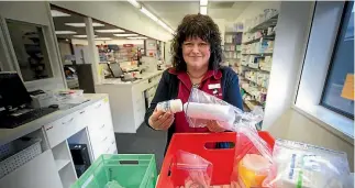  ?? PHOTO: MURRAY WILSON/STUFF ?? Pharmacy technician Deb Gloyn holds up medicines people have disposed of.