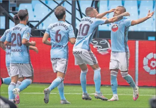  ??  ?? Rafinha celebra su primer tanto en el partido, tercero del Celta, con sus compañeros Aspas, Denis, Beltrán y Kevin.