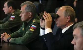  ?? FOTO: EPA/MIKHAIL KLIMENTYEV / SPUTNIK/ KREMLIN POOL MANDATORY CREDIT/ ?? INSPEKTION. President Vladimir Putin, försvarsmi­nsiter Sergej Sjojgu och vice försvarsmi­nsiter Valerij Gerasimov följde med övningen i går.