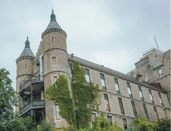  ??  ?? Fondé en 1893, l’hôpital Royal Victoria a longtemps occupé une place importante dans le réseau de la santé montréalai­s.