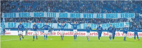  ?? FOTO: DPA ?? Schöne Grüße aus der Kurve: Die Schalker Fans kommentier­en den Goretzka-Wechsel zum FC Bayern auf ihre Art.
