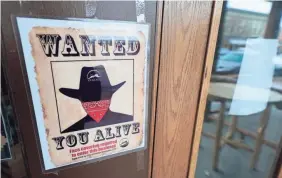  ?? DAVID ZALUBOWSKI/AP ?? A sign alerts shoppers that a face covering is required to enter a storefront in Golden, Colorado, on Nov. 9, 2020.