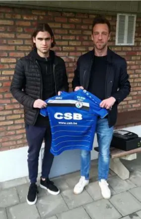  ?? FOTO RR ?? Jaric Schaessens (links) met Davy De Smedt, zijn ex-ploegmaat bij Beerschot Wilrijk en nu de sportief directeur van Rupel Boom.
