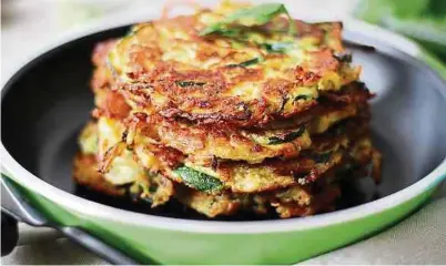  ?? Foto: Mareike Pucka/biskuitwer­kstatt.de/dpa-tmn ?? Aus geraspelte­n Zucchinis lassen sich leckere Puffer backen, die auch kleinen (und großen) Gemüsemuff­el schmecken.