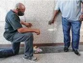  ?? Steve Gonzales / Staff photograph­er ?? Pastor Steve Johnson prays with former Yates High coach Burl Jones at Floyd’s gravesite in Pearland.