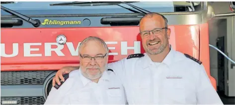  ?? FOTO: HEIKO LEHMANN ?? Wechsel in Kleinblitt­ersdorf: Der stellvertr­etende Wehrführer Jörg Wagner (links) und Wehrführer Peter Dausend (rechts) hören auf.