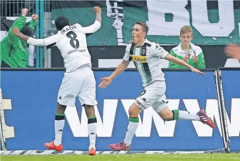  ?? FOTO: REUTERS ?? Torschütze Max Kruse (rechts) feiert seinen Treffer mit Flankengeb­er Ibrahima Traoré.