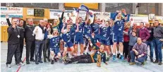  ?? FOTO: RUPPENTHAL ?? Islands U18-Handballer feiern ihren Sieg beim Turnier in Merzig.