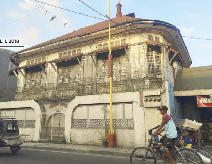  ?? MARC JAYSON CAYABYAB ?? A pedicab driver pedals past Century House in Navotas City yesterday.