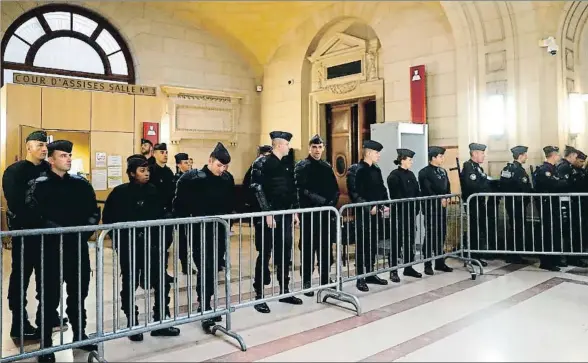  ?? PATRICK KOVARIK / AFP ?? Policías franceses montan guardia a la entrada del tribunal correccion­al de París, que condenó ayer a siete jóvenes, entre ellos Antonin Bernanos