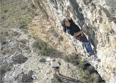  ?? S. E. ?? Quique Gracia escalando en uno de los sectores de la Foz de Zafrané.