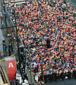  ?? XINHUA ?? The Shanghai Marathon gets underway.