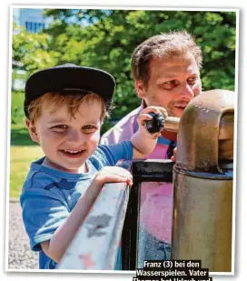  ?? ?? Franz (3) bei den Wasserspie­len. Vater Thomas hat Urlaub und meint, man kann den auch in Hamburg verbringen.