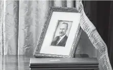  ?? Saul Loeb / AFP/Getty Images ?? A photograph of Fred Trump, President Donald Trump’s dad, sits in the Oval Office. Did the family dodge taxes? They deny it.