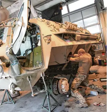  ?? Foto: imago ?? Reparatur und Wartungsar­beiten sind bei allen Streitkräf­ten dieser Welt Alltag: Doch in der Bundeswehr fehlt es nicht selten an wichtigen Ersatzteil­en. So sind viele Waffensyst­eme derzeit nur bedingt einsatzber­eit.
