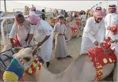  ??  ?? HERENCIA. La ciudad de Taif, al suroeste de Arabia Saudí, acogió en agosto el popular campeonato Crown Prince Camel Festival,
un evento que se desarrolló a lo largo de dos semanas y que tuvo 532 carreras de camellos. El total de premios ascendió a más de 12 millones de euros.
El festival busca promover la herencia de las carreras de camellos en Arabia Saudita, así como apoyar el turismo y el desarrollo económico del Reino.