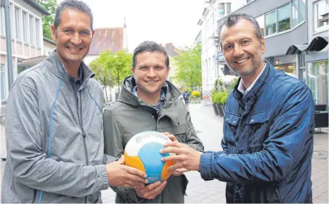  ?? FOTO: SAPO ?? Klaus Segelbache­r (von links), Fabio Ivacic und Markus Dufner spielen zwar selbst nicht mit, legen aber fürs Foto trotzdem Hand am Ball an.