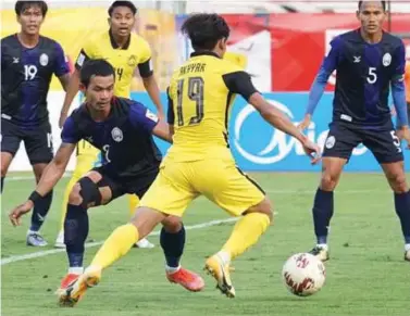  ?? PIC COURTESY OF AFF ?? Malaysia’s Akhyar Rashid (centre) in action against Cambodia in yesterday’s AFF Cup Group B match at Bishan Stadium in Singapore.