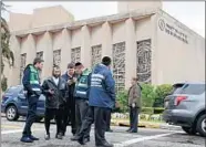  ?? JEFF SWENSEN/GETTY ?? Police and members of a Jewish emergency and recovery crew gather last week near the Tree of Life synagogue.