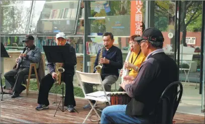  ?? LI MENGHAN / CHINA DAILY ?? Residents practice musical instrument­s together at Leshan Community in Shanghai’s Xuhui district in November. The community is participat­ing in the pilot integrated community program.