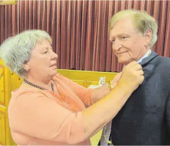  ?? FOTO: PRIVAT ?? Sabine Raufeisen übergibt ihrem Nachfolger Wolfgang Reichel symbolisch das Präsidente­namt beim Rotary Club Biberach Weißer Turm.