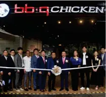  ?? CONTRIBUTE­D PHOTO ?? Narvacan Mayor Luis ‘Chavit’ Singson (7th from right) officiates the ribbon-cutting ceremony of BB.Q Chicken in the Philippine­s.
