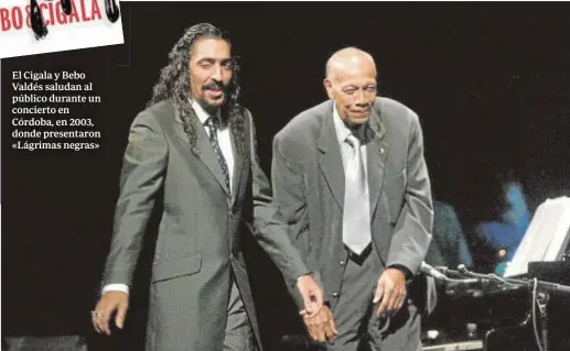  ??  ?? El Cigala y Bebo Valdés saludan al público durante un concierto en Córdoba, en 2003, donde presentaro­n «Lágrimas negras»