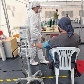  ?? Fotos: Henry Lapo y archivo / EXTRA - cortesía ?? Médicos, enfermeras y auxiliares serán los primeros en recibir la vacuna.