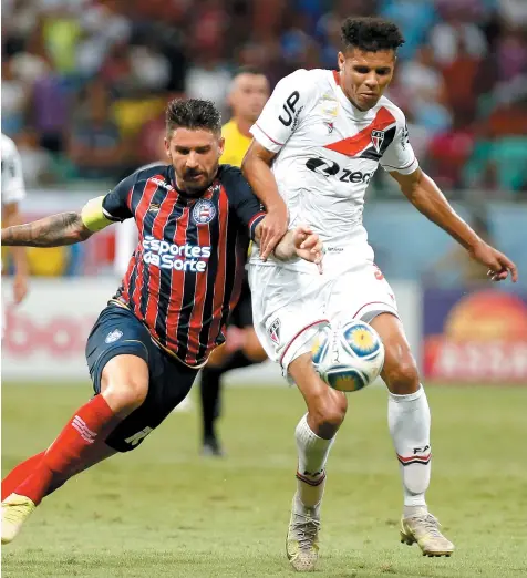  ?? FELIPE OLIVEIRA/EC BAHIA ?? Everaldo, em disputa de bola durante o jogo contra o Ferroviári­o; enfim saiu gol