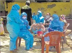  ?? PRAMOD THAKUR/HT PHOTO ?? Health workers screen residents at an SRA building in Dharavi on Wednesday.