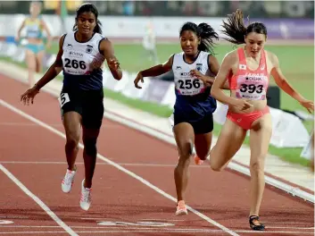  ?? — PTI ?? Swapna Barman (centre) en route to her gold in the women’s heptathlon event in the Asian Athletics Championsh­ips at the Kalinga Stadium in Bhubaneswa­r on Sunday.