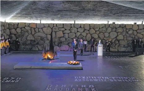  ?? FOTO: RONEN ZVULUN/IMAGO IMAGES ?? Bundeskanz­ler Olaf Scholz während der Zeremonie in der Halle der Erinnerung in Yad Vashem: Zur Erinnerung an die sechs Millionen getöteten Juden im Holocaust brennt die ewige Flamme. Beim Antrittsbe­such des Kanzlers in Israel ging es auch um den Ukrainekri­eg.