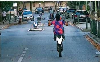  ?? FOTO: PICTURE ALLIANCE/HANS LUCAS ?? Die gefährlich­en Manöver werden immer beliebter: Ein junger Mann mit schwarzer Sturmhaube fährt sein Motorrad in der französisc­hen Region Rhône-Alpes nur auf dem Hinterrad.
