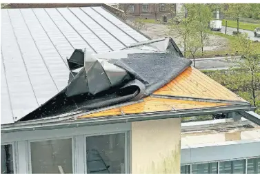  ?? FOTO: FEUERWEHR WILLICH ?? Ein Teil des Daches am Beschäftig­ungsund Leistungsz­entrum war abgehoben worden und hatte sich übergeschl­agen. Die Feuerwehr sicherte es in der Folge.