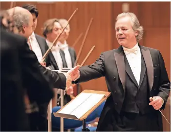  ?? FOTO: ZOLTAN LESKOVAR ?? Axel Kober bedankt sich bei Konzertmei­ster Siegfried Rivinius nach einem gelungenen Konzert.