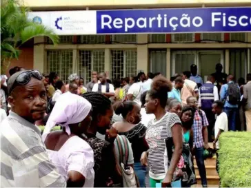  ??  ?? “OPERAÇÃO RESGATE” EM ANGOLA TRIPLICA PROCURA DE CARTÃO DE CONTRIBUIN­TE