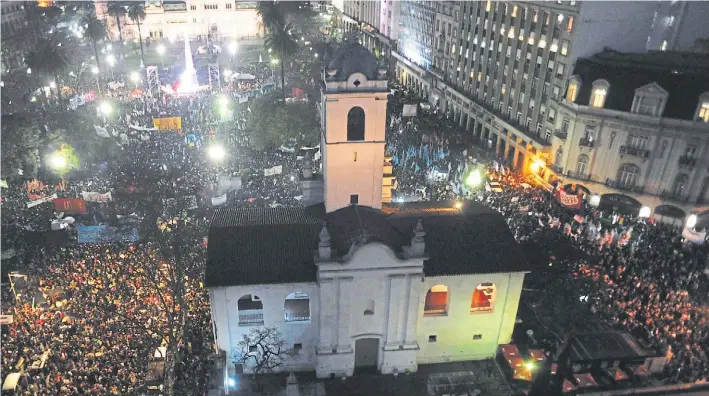  ?? ROLANDO ANDRADE ?? Multitud. La Plaza de Mayo lució repleta de gente que fue a exigir la aparición de Santiago Maldonado. La marcha terminó con incidentes y detenidos.