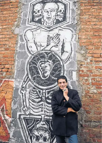  ?? (RAMIRO PEREYRA) ?? Impronta de barrio. En el pasaje Escuti, Belzagui posa frente al mural del Abrojal.