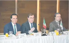  ??  ?? Los consejeros del CCE abordaron temas de seguridad con el encargado de despacho de la PGR, Alberto Elías Beltrán.